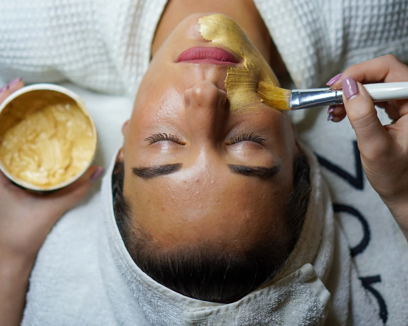 HydroGlow vs OxyGlow Facial: How to Choose